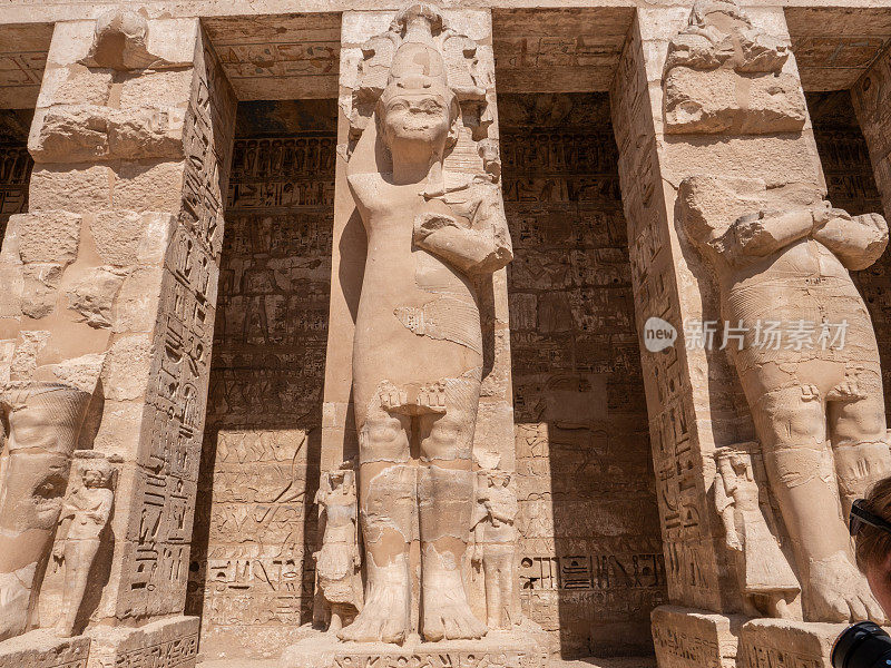 Medinet Habu神庙的法老雕像